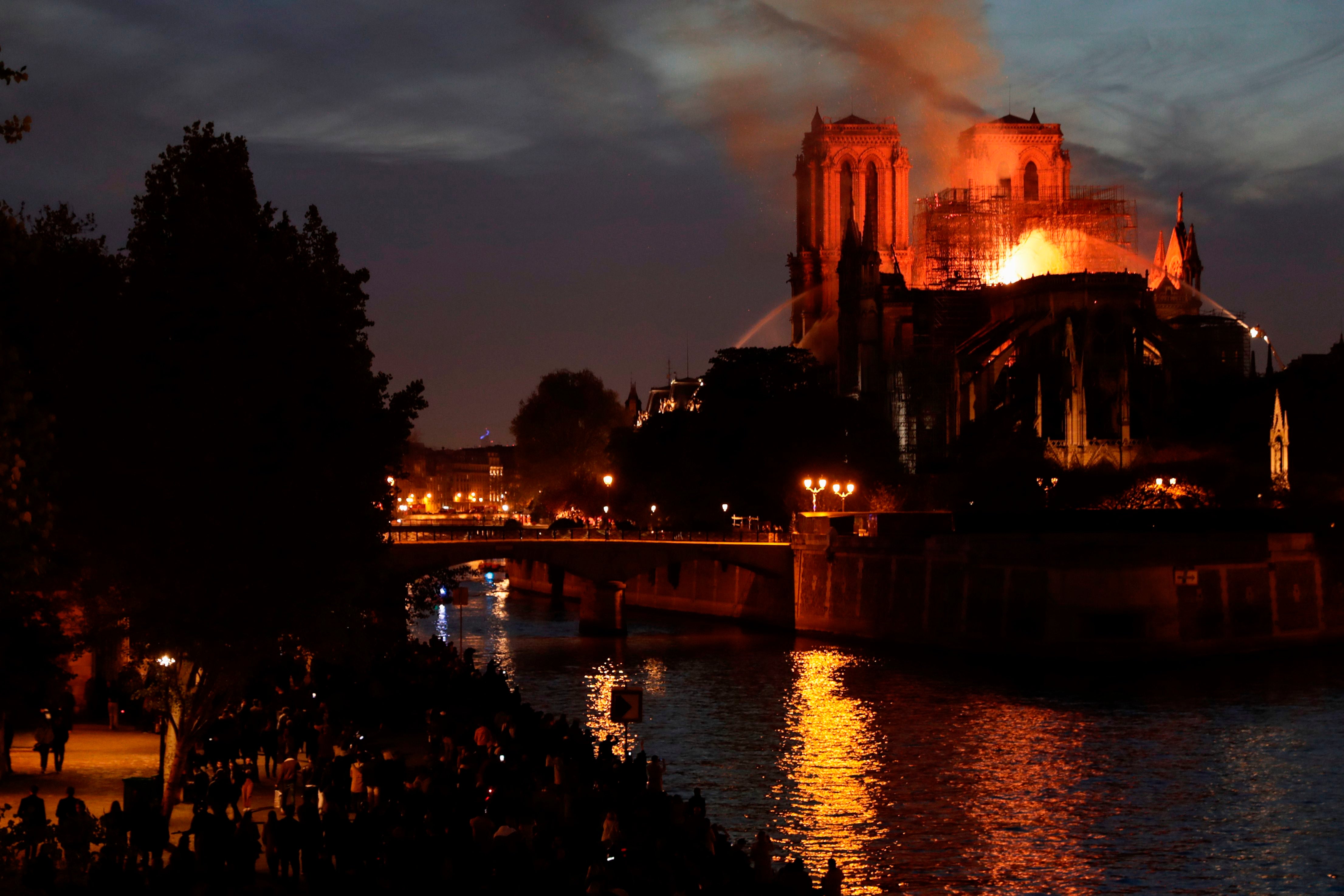 El fuego registrado en el interior de la catedral ha dejado una gran columna de humo que se ve desde diferentes puntos de la ciudad.