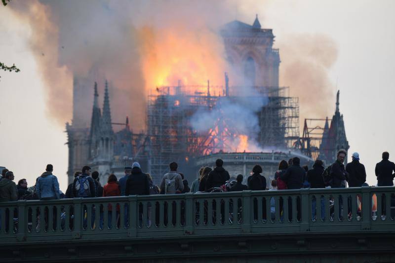 El fuego registrado en el interior de la catedral ha dejado una gran columna de humo que se ve desde diferentes puntos de la ciudad.