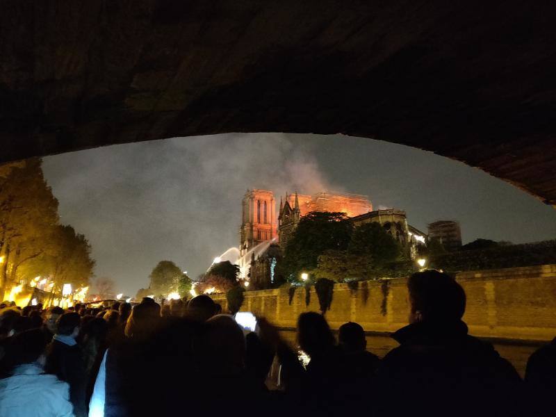 El fuego registrado en el interior de la catedral ha dejado una gran columna de humo que se ve desde diferentes puntos de la ciudad.