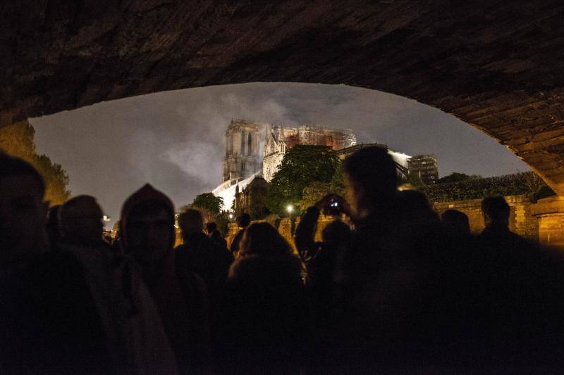 El fuego registrado en el interior de la catedral ha dejado una gran columna de humo que se ve desde diferentes puntos de la ciudad.