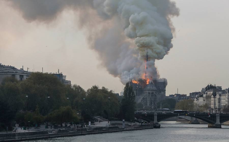 El fuego registrado en el interior de la catedral ha dejado una gran columna de humo que se ve desde diferentes puntos de la ciudad.