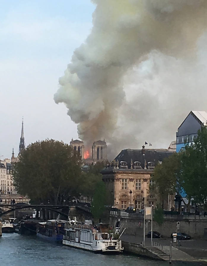 El fuego registrado en el interior de la catedral ha dejado una gran columna de humo que se ve desde diferentes puntos de la ciudad.