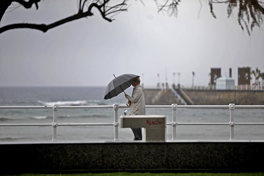 El lunes de Semana Santa ha arrancado gris y con chubascos en Gijón, una jornada poco apetecible para pasear y hacer turismo