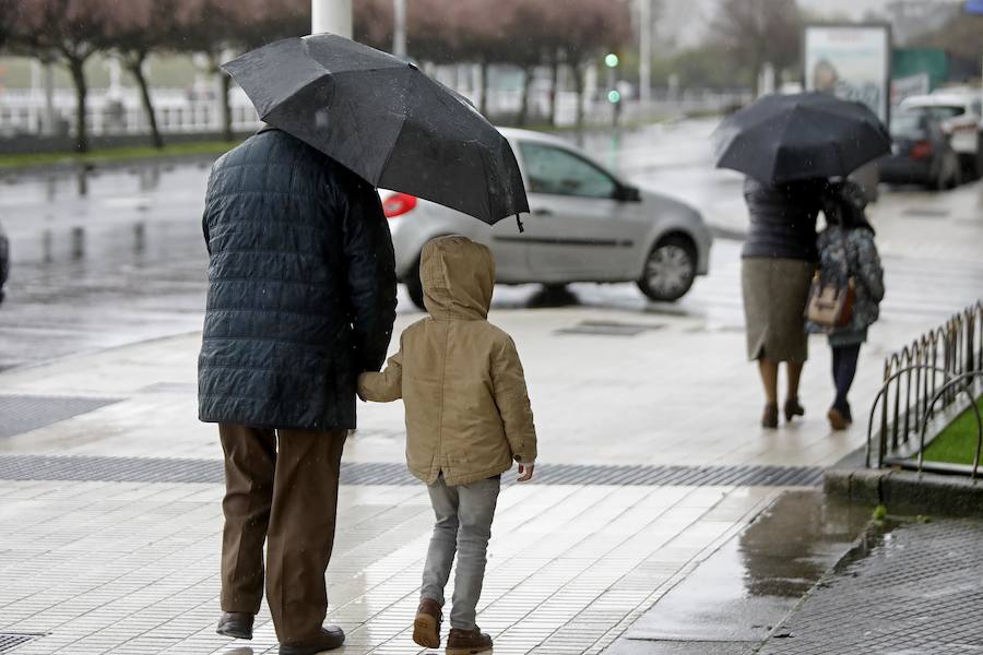 El lunes de Semana Santa ha arrancado gris y con chubascos en Gijón, una jornada poco apetecible para pasear y hacer turismo