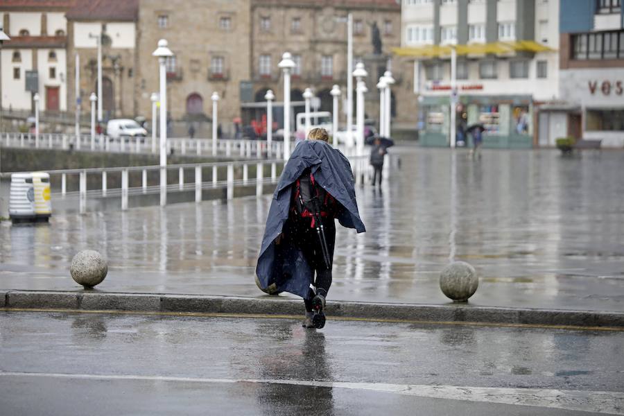 El lunes de Semana Santa ha arrancado gris y con chubascos en Gijón, una jornada poco apetecible para pasear y hacer turismo