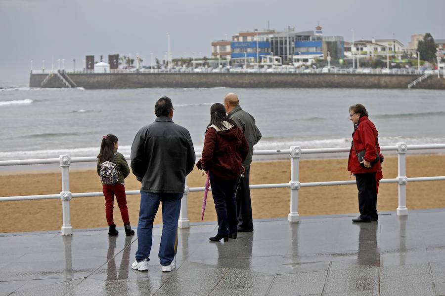 El lunes de Semana Santa ha arrancado gris y con chubascos en Gijón, una jornada poco apetecible para pasear y hacer turismo