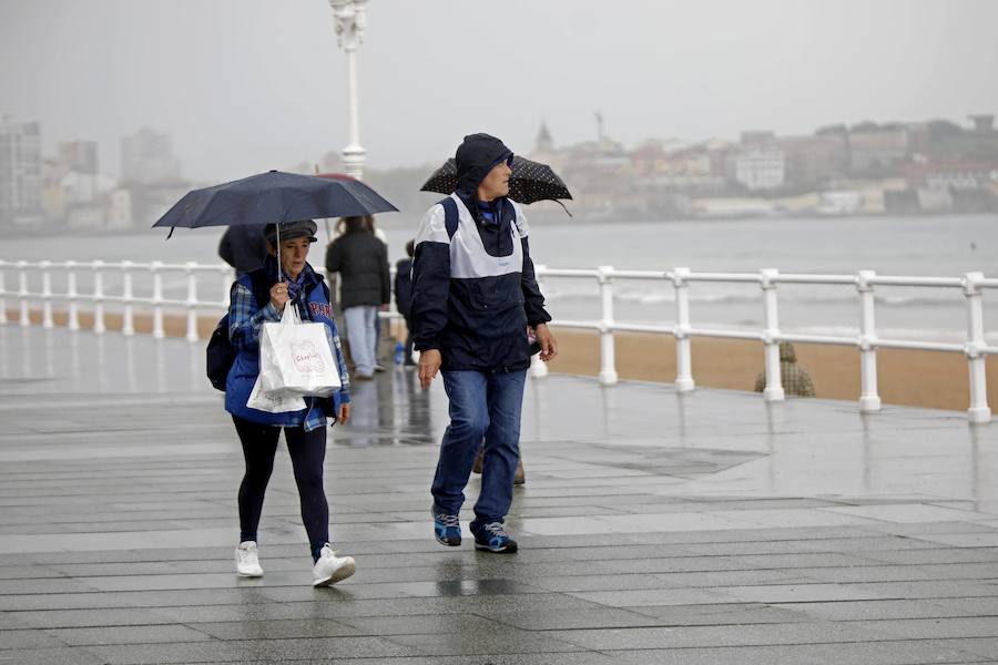 El lunes de Semana Santa ha arrancado gris y con chubascos en Gijón, una jornada poco apetecible para pasear y hacer turismo