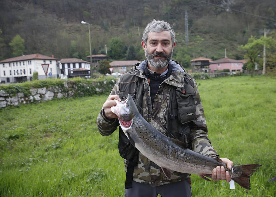 Campanu del Narcea | Manuel Fernández posa con el ejemplar en las proximidades del Monasterio de Cornellana.