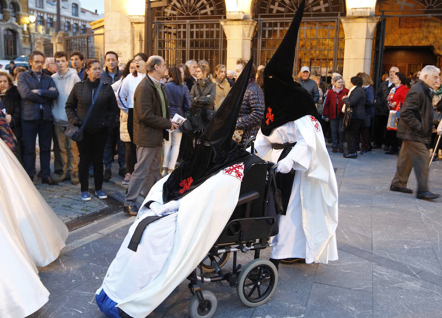 La procesión del Martes Santo congregó a numerosas personas en su recorrido