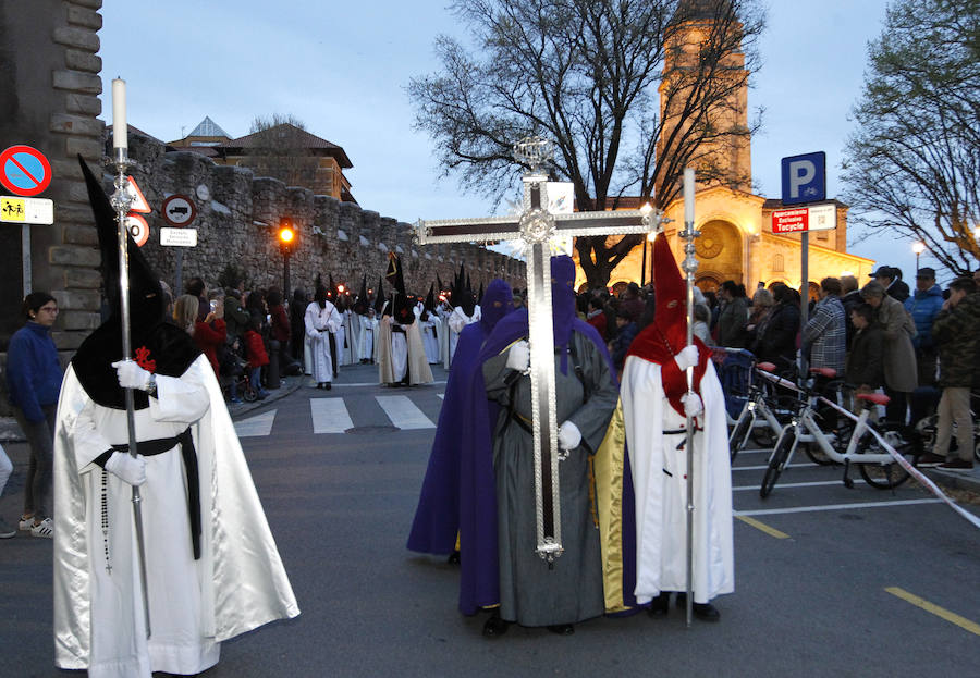 La procesión del Martes Santo congregó a numerosas personas en su recorrido