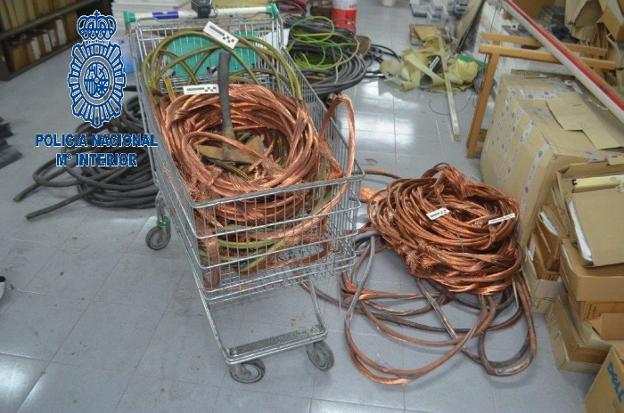 Parte del cable de cobre requisado a los autores del robo. 