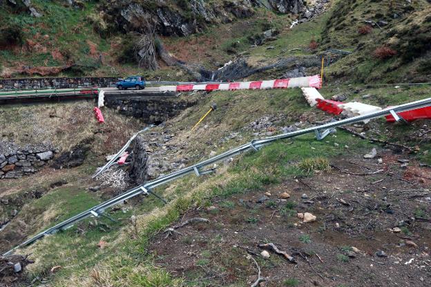 La carretera al puerto de San Isidro, donde las vallas de protección siguen sin arreglarse y continúan los desprendimientos de piedras. 