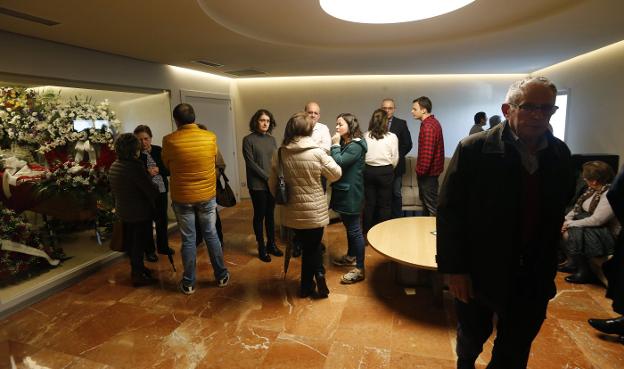 Amigos y vecinos dieron el pésame a la familia en el tanatorio de Los Arenales, en Oviedo. 