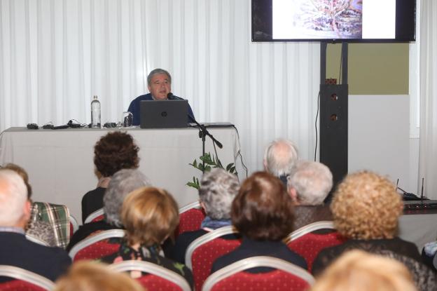 Román Álvarez, durante su charla. 