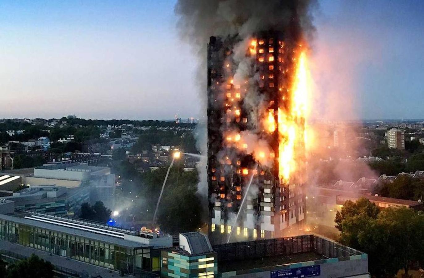 La torre Grenfell ardiendo en North Kensington (Londres) el 14 de junio de 2017