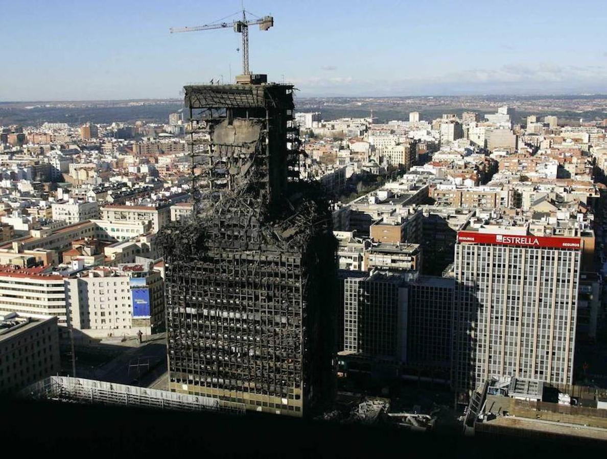 Edificio Windsor de Madrid totalmente calcinado el 12 de febrero de 2005