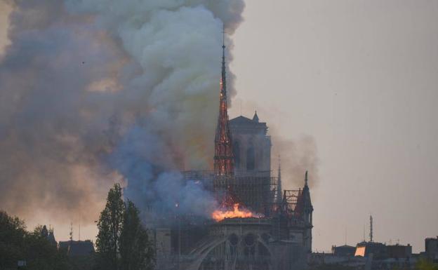 Incendio en la catedral de Notre Dame de Paris 