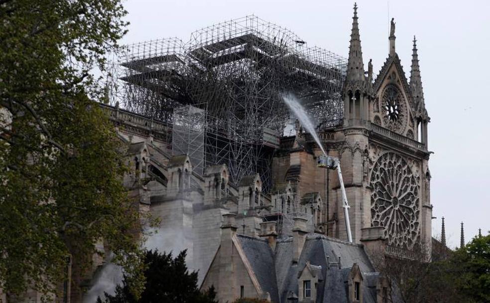 Una veintena de bomberos salvaron la Catedral de Notre Dame