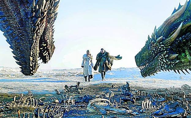 Daenerys y Jon Snow, ante sus dragones en el reino del Norte. ::