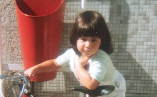 Infancia. A los cuatro años, con la bicicleta, en su Ribadesella natal.