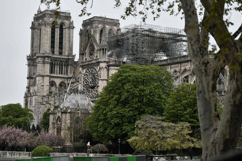 La Fiscalía de París ha informado de que se ha abierto una investigación del fuego que desde la tarde de este lunes destrozó la cubierta y la aguja del templo francés.