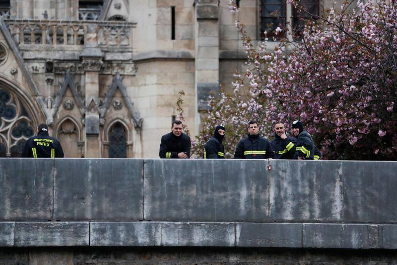 La Fiscalía de París ha informado de que se ha abierto una investigación del fuego que desde la tarde de este lunes destrozó la cubierta y la aguja del templo francés.