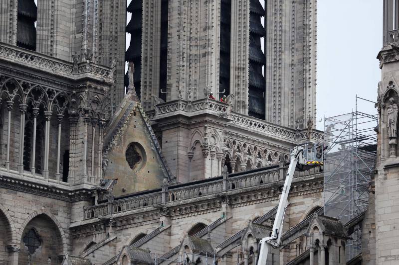 La Fiscalía de París ha informado de que se ha abierto una investigación del fuego que desde la tarde de este lunes destrozó la cubierta y la aguja del templo francés.