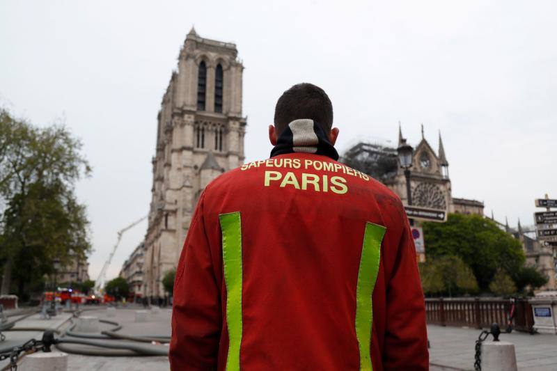 La Fiscalía de París ha informado de que se ha abierto una investigación del fuego que desde la tarde de este lunes destrozó la cubierta y la aguja del templo francés.