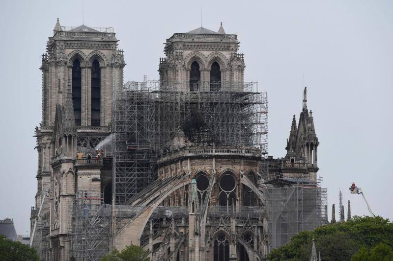 La Fiscalía de París ha informado de que se ha abierto una investigación del fuego que desde la tarde de este lunes destrozó la cubierta y la aguja del templo francés.