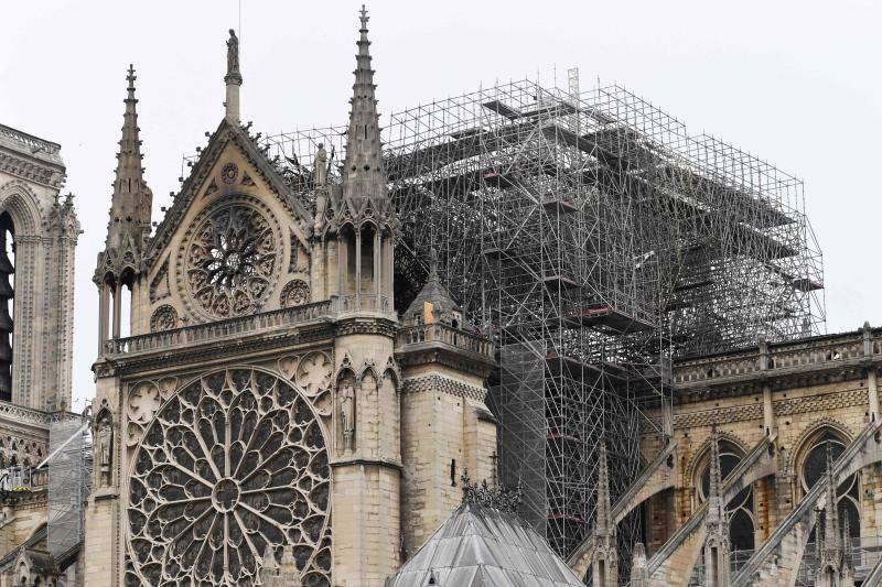 La Fiscalía de París ha informado de que se ha abierto una investigación del fuego que desde la tarde de este lunes destrozó la cubierta y la aguja del templo francés.