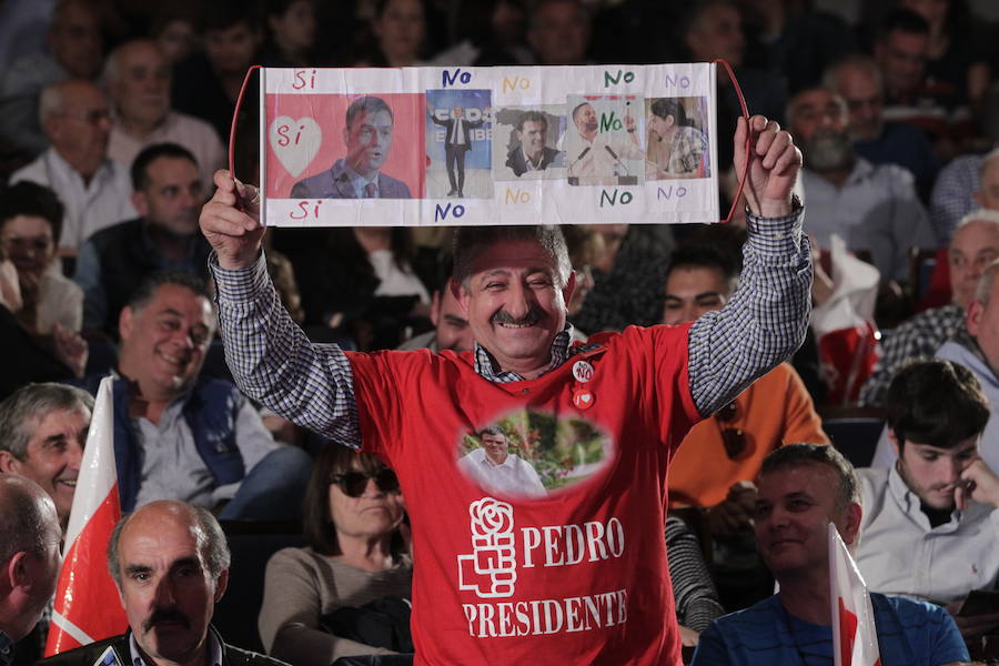 Tras visitar el casco antiguo de Oviedo junto a la vicesecretaria del PSOE, Adriana Lastra, el líder de la Federación Socialista Asturiana, Adrián Barbón, y el alcalde de la capital asturiana, Wenceslao López, la vicepresidenta del Gobierno ha participado en un mitin en el auditorio Príncipe Felipe ante unas 400 personas.