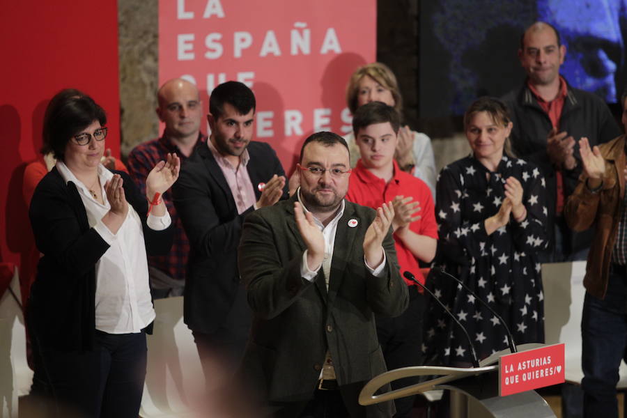 Tras visitar el casco antiguo de Oviedo junto a la vicesecretaria del PSOE, Adriana Lastra, el líder de la Federación Socialista Asturiana, Adrián Barbón, y el alcalde de la capital asturiana, Wenceslao López, la vicepresidenta del Gobierno ha participado en un mitin en el auditorio Príncipe Felipe ante unas 400 personas.