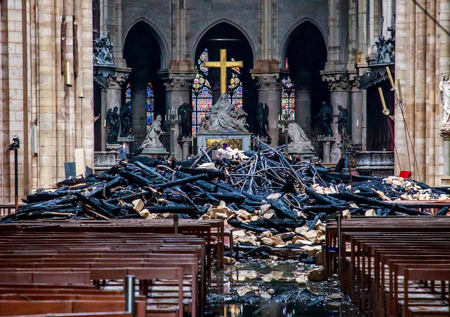 Este es el aspecto derruido y devastado del interior de la catedral Notre Dame de París tras el incendio