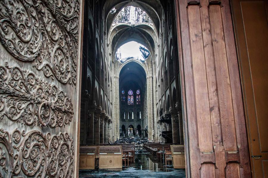 Este es el aspecto derruido y devastado del interior de la catedral Notre Dame de París tras el incendio