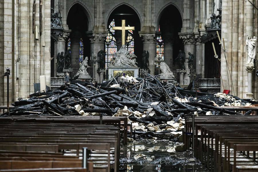 Este es el aspecto derruido y devastado del interior de la catedral Notre Dame de París tras el incendio