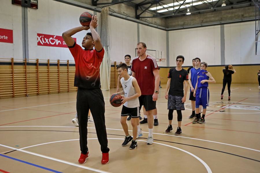  Parte de la plantilla del equipo gijonés de LEB Plata, con Osayande, Martyce, Prinsloo y Djordjevic a la cabeza, acudió al pabellón de Perchera para participar en una sesión con los jóvenes. El campus finalizó con éxito de participación al cubrir las setenta plazas disponibles para esta segunda edición