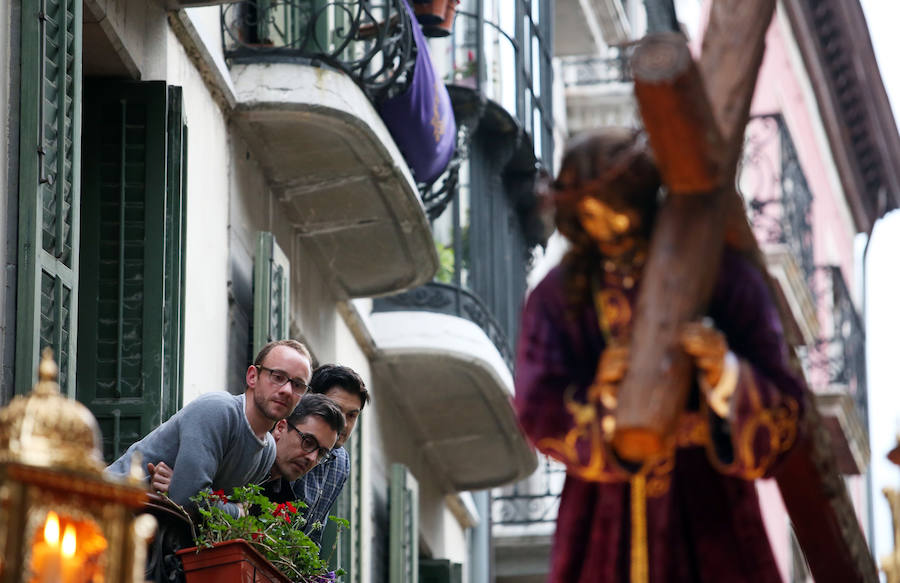 La imagen de El Nazareno junto a La Dolorosa en la plaza del Ayuntamiento fue uno de los momentos más especiales del recorrido.