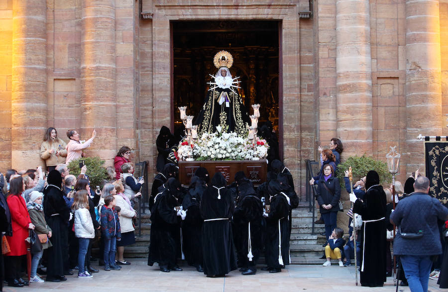 La imagen de El Nazareno junto a La Dolorosa en la plaza del Ayuntamiento fue uno de los momentos más especiales del recorrido.