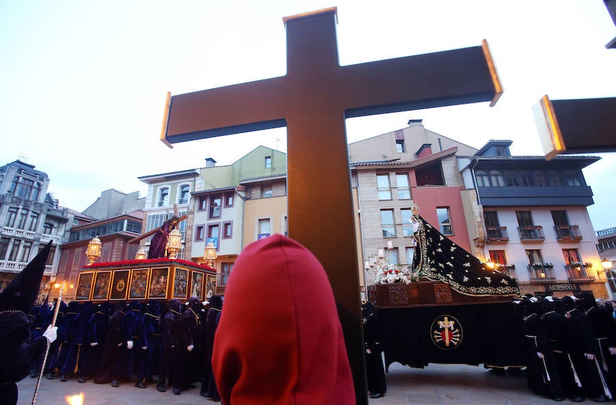 La imagen de El Nazareno junto a La Dolorosa en la plaza del Ayuntamiento fue uno de los momentos más especiales del recorrido.