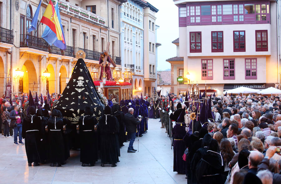 La imagen de El Nazareno junto a La Dolorosa en la plaza del Ayuntamiento fue uno de los momentos más especiales del recorrido.