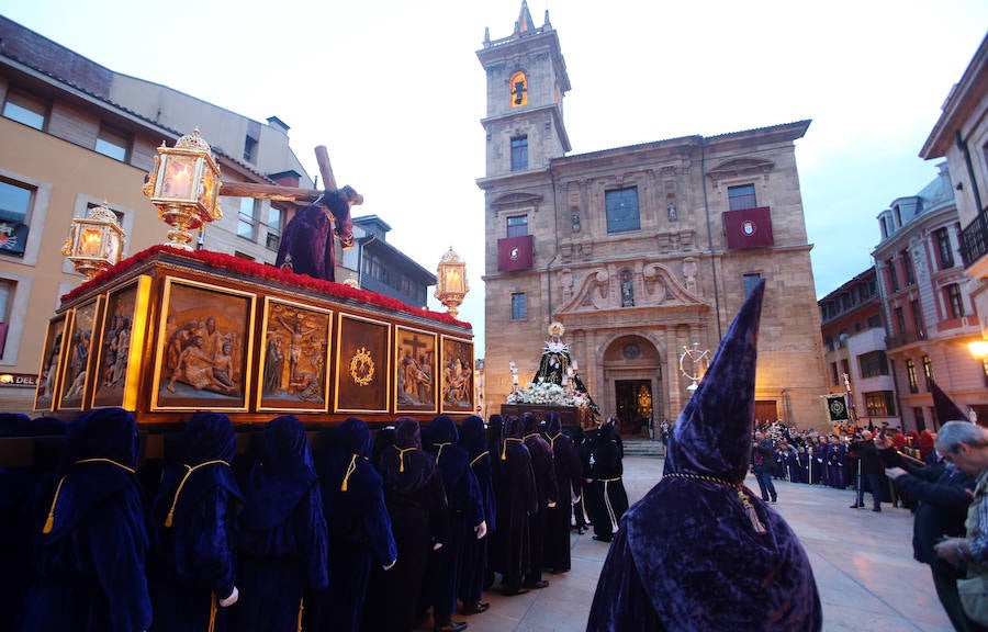 La imagen de El Nazareno junto a La Dolorosa en la plaza del Ayuntamiento fue uno de los momentos más especiales del recorrido.