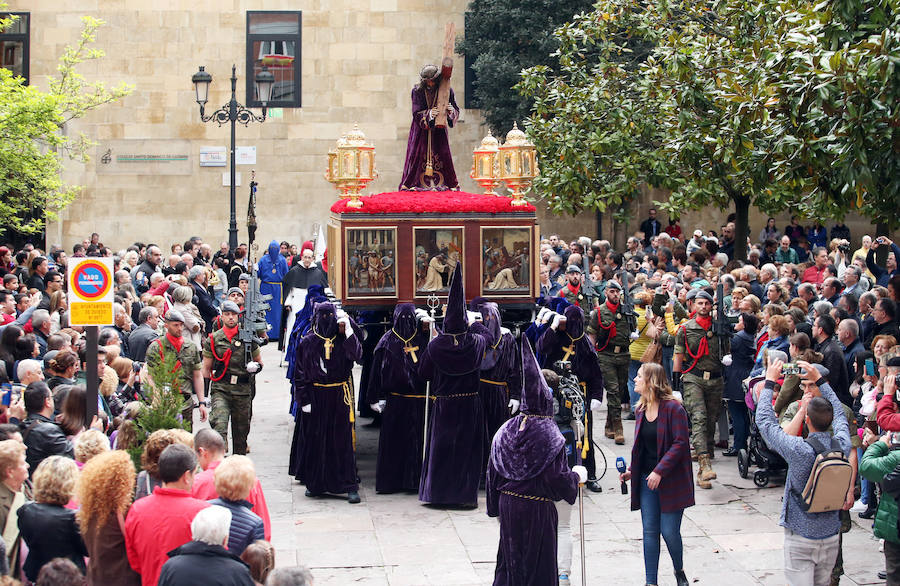 La imagen de El Nazareno junto a La Dolorosa en la plaza del Ayuntamiento fue uno de los momentos más especiales del recorrido.