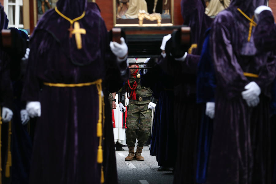 La imagen de El Nazareno junto a La Dolorosa en la plaza del Ayuntamiento fue uno de los momentos más especiales del recorrido.