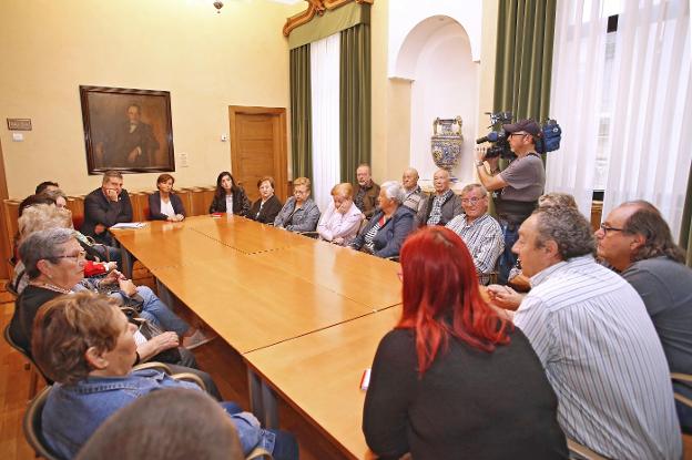 Reunión entre vecinos del poblado minero y representantes de los grupos municipales. 