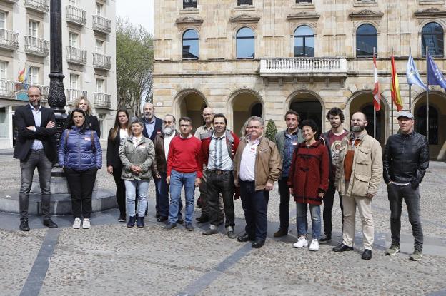 En primera fila, David Alonso, Rocío Fernández, Guiller Fernández, Roberto Cernuda, Alejandro Peque, Francisco González, Marián Blanco y Jorge Fernández. Detrás, Mabel Pérez, Susana Álvarez, Joaquín Casanovas, Fermín Fernández, Xuán Miguel Piedehierro, Ángeles Otero, José Enrique Díaz, Rubén Quintana y José Luis Fernández. 