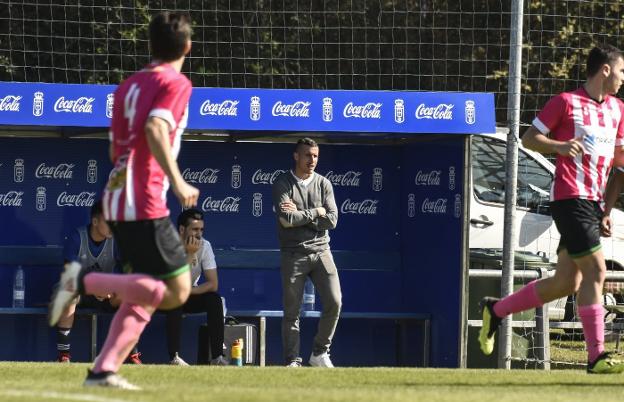 El cántabro, en el banquillo del Juvenil del Oviedo, en un partido ante el Colindres. 