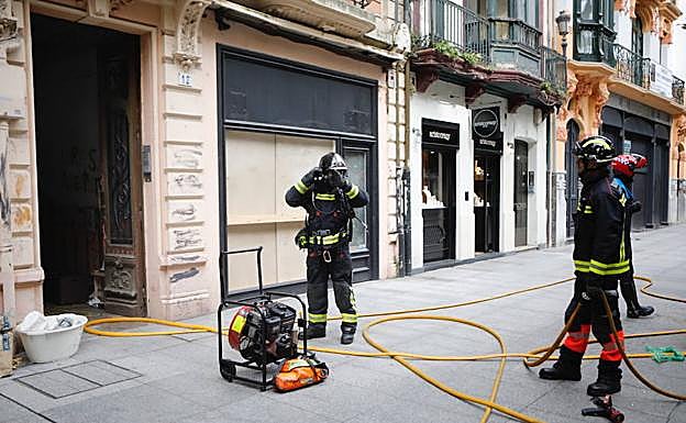 Los bomberos sofocan un incendio en un edificio ocupado en la calle Corrida