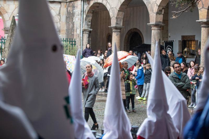 Imagen. Jueves Santo a mitad de camino en Avilés