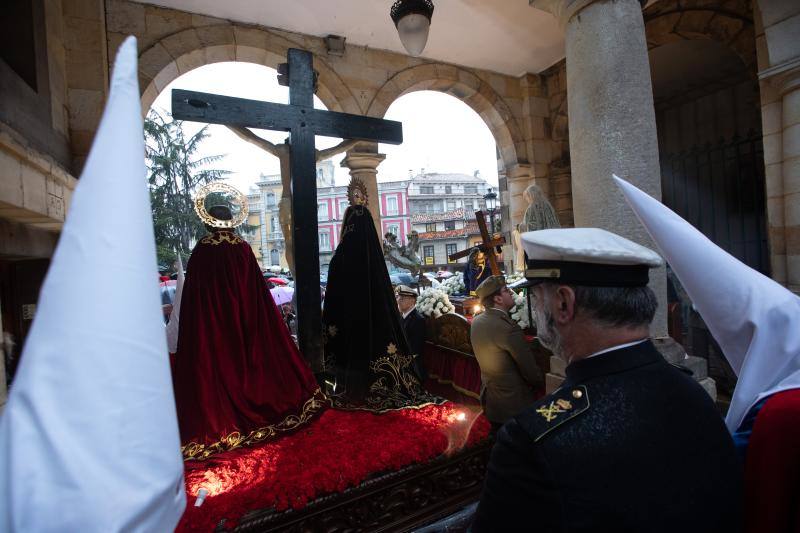 El beso de Judas logró procesionar, pero la incesante lluvia de la tarde impidió los Sanjuaninos cumplir con el Silencio