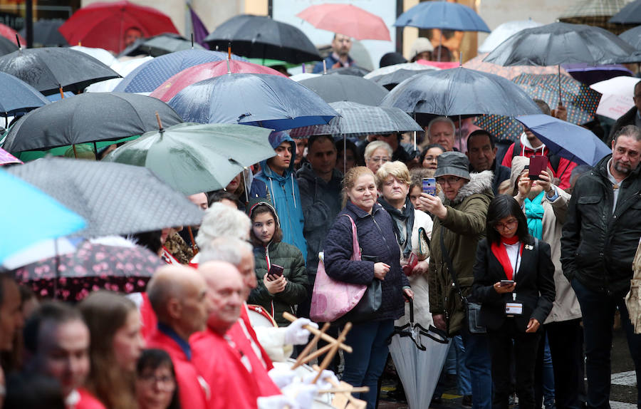 La basílica de San Juan acogió la ceremonia del indulto que tenía previsto celebrarse a las puertas del Tribunal Superior de Justicia. 